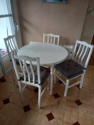 Mesa redonda blanca y 4 sillas