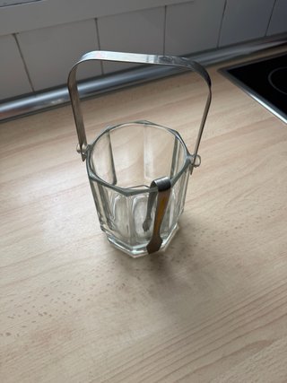 Cubo de hielo de cristal con pinzas