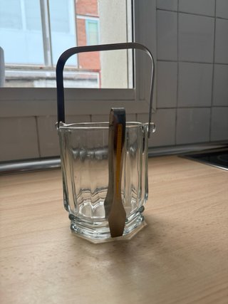 Cubo de hielo de cristal con pinzas