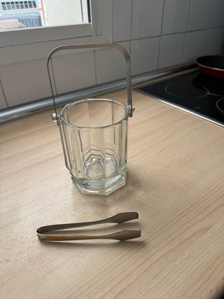 Cubo de hielo de cristal con pinzas