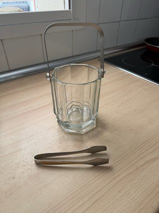 Cubo de hielo de cristal con pinzas