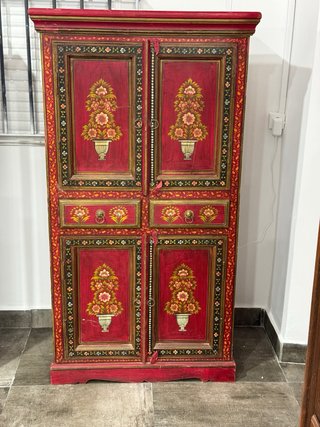 Mueble rojo pintado a mano