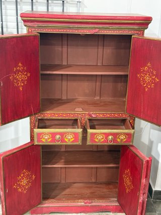Mueble rojo pintado a mano