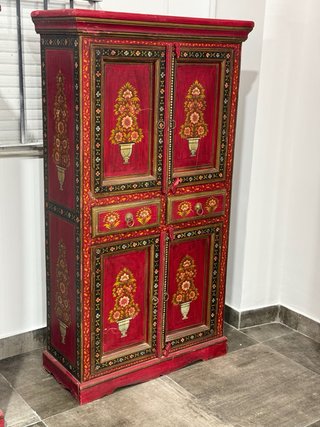 Mueble rojo pintado a mano