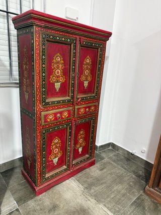 Mueble rojo pintado a mano