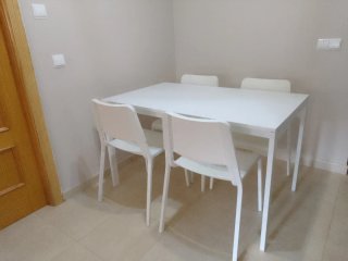 Mesa comedor blanca con 4 sillas