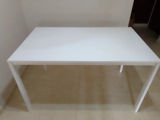 Mesa comedor blanca con 4 sillas
