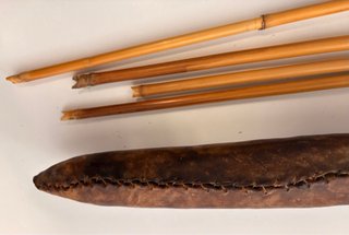 Carcaj de cuero y 4 flechas antiguas