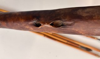 Carcaj de cuero y 4 flechas antiguas