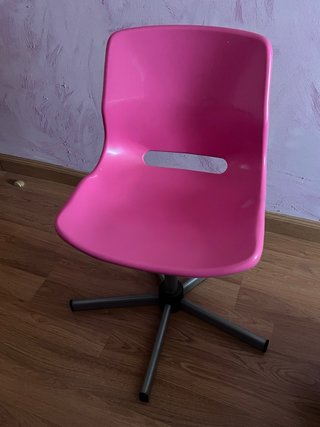 Silla de escritorio rosa y gris