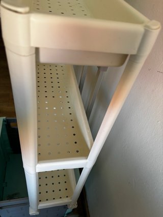 Estantería de plástico beige con ruedas