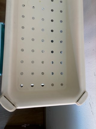 Estantería de plástico beige con ruedas