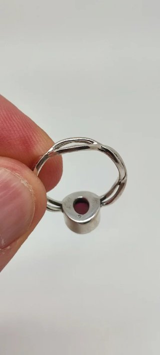 Anillo de Plata y Granate Rojo.