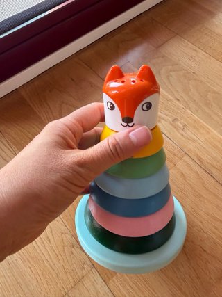 Pirámide de madera con figura de zorro
