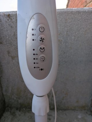 Ventilador de pie blanco
