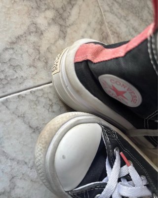 Converse negras y rosas plataforma