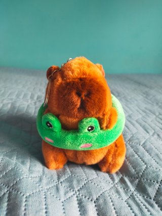 Llavero peluche capibara con rana
