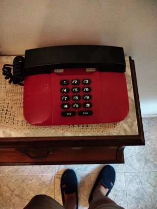 Teléfono fijo rojo y negro