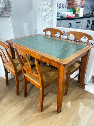 Mesa de madera con tapa de cerámica