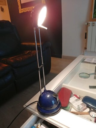 Lámpara de mesa extensible azul y plata