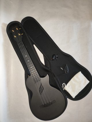 Ukelele Enya Negro con Funda y Afinador