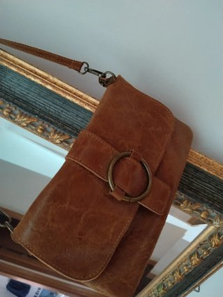 Bolso piel marrón.Detalle Hebilla