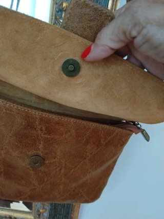 Bolso piel marrón.Detalle Hebilla