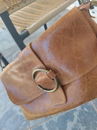 Bolso piel marrón.Detalle Hebilla