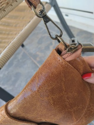 Bolso piel marrón.Detalle Hebilla