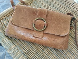 Bolso piel marrón.Detalle Hebilla