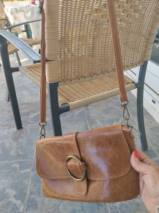Bolso piel marrón.Detalle Hebilla