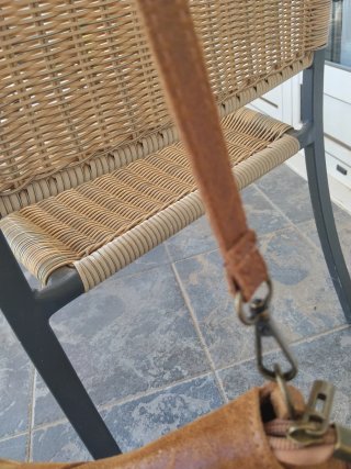 Bolso piel marrón.Detalle Hebilla