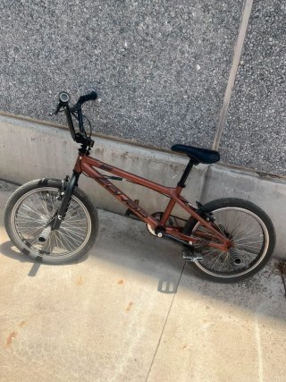 Bicicleta BMX color marrón