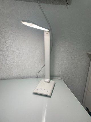 Mesa escritorio cristal y silla estudio blanca