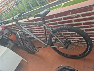 Bicicleta de montaña en buen estado