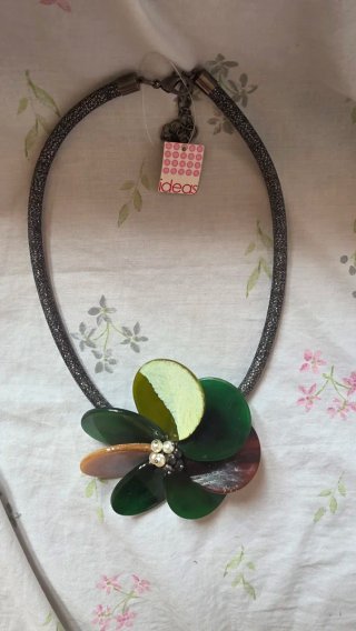 Collar llamativo flor verde naranja