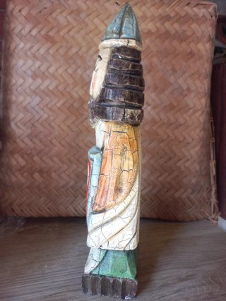Figura tallada hombre con escudo