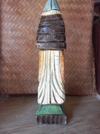 Figura tallada hombre con escudo