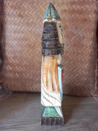 Figura tallada hombre con escudo