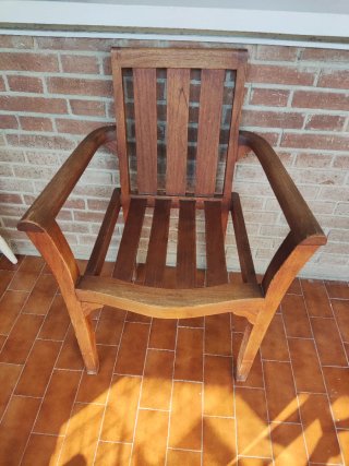 Silla de teca con reposabrazos