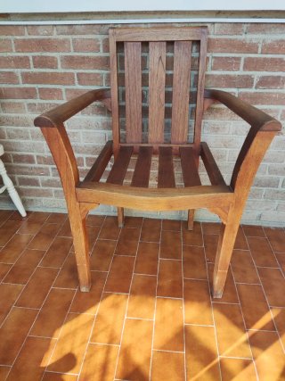 Silla de teca con reposabrazos