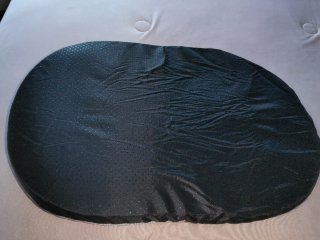 Cama para gatos gris y blanca.