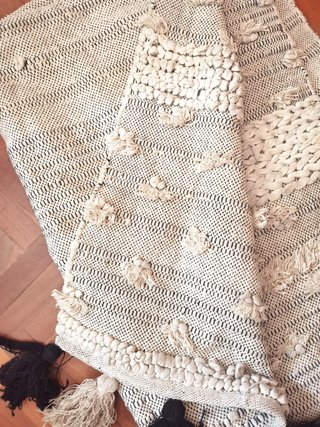 Alfombra beige y negra grande con flecos