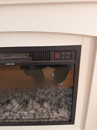 Chimenea eléctrica con mueble blanco