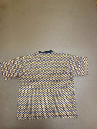 Camiseta manga corta estampado geométrico...