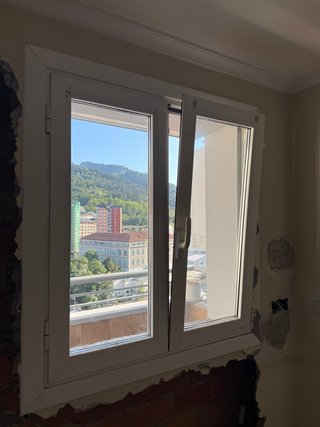 Ventana blanca de PVC