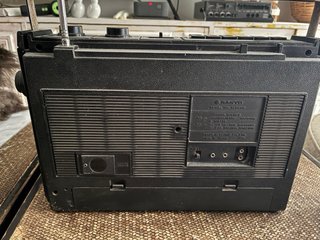 Radio Cassette Sanyo Vintage Gris/Plata