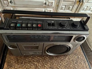 Radio Cassette Sanyo Vintage Gris/Plata