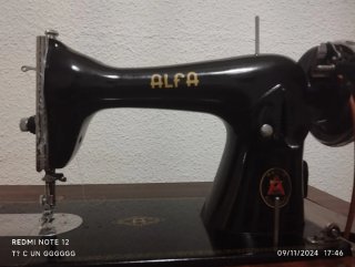 Máquina de coser Alfa antigua