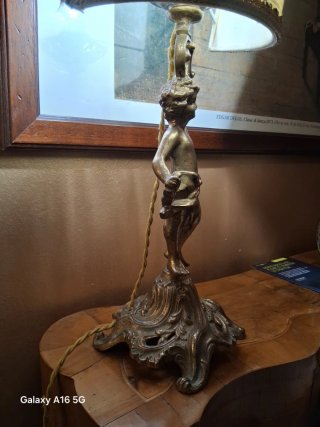 Antica lampada in ottone con putto